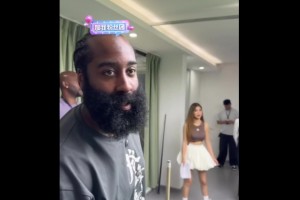 可以啊！登哥中国行打台球，中袋轻推精准命中一旁周玲安惊呼